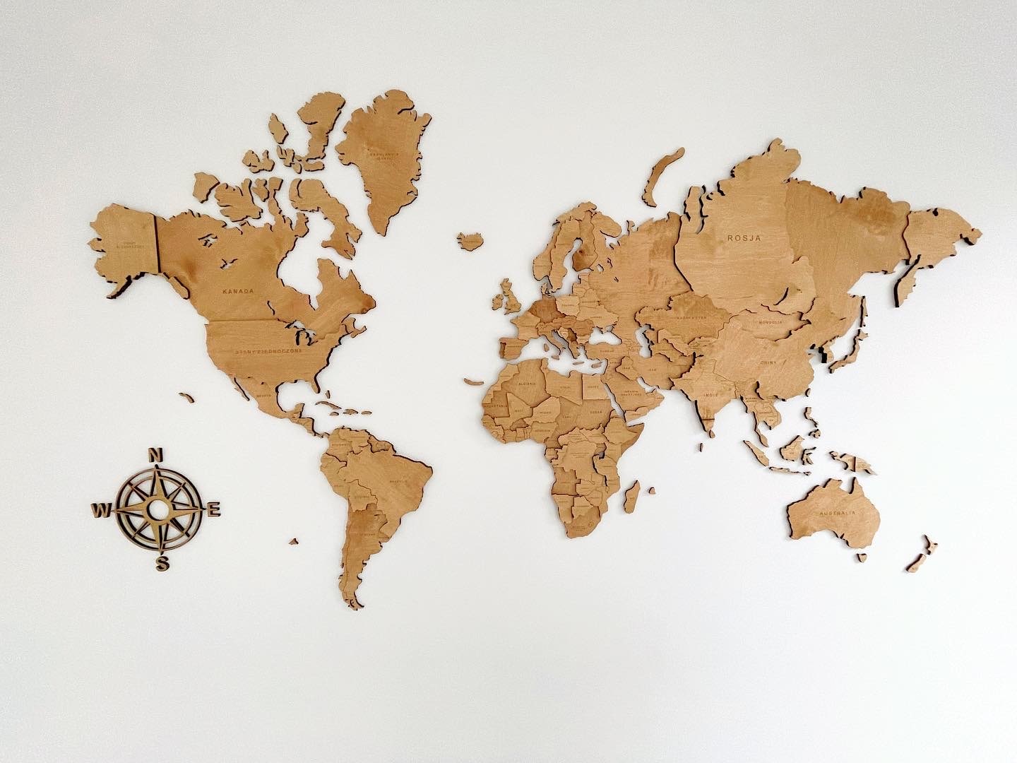 drewniana mapa świata słoneczny blask